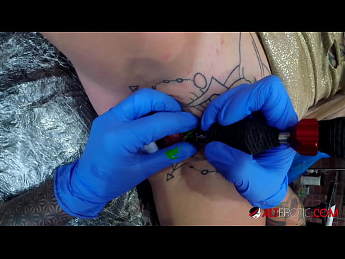 ❤️ Sully Savage ea nang le li-tattoo tse chesang haholo o ile a fumana tattoo clitoris ea hae ho st.porn-milf-300.ru ❌️